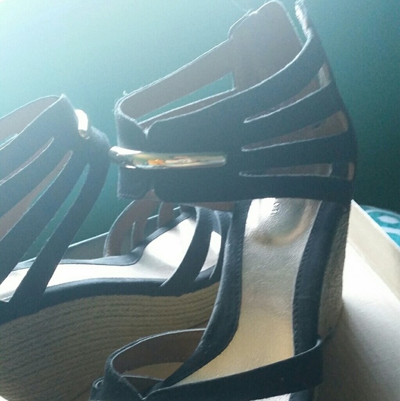 Womens shoes - Picture 3 of 3